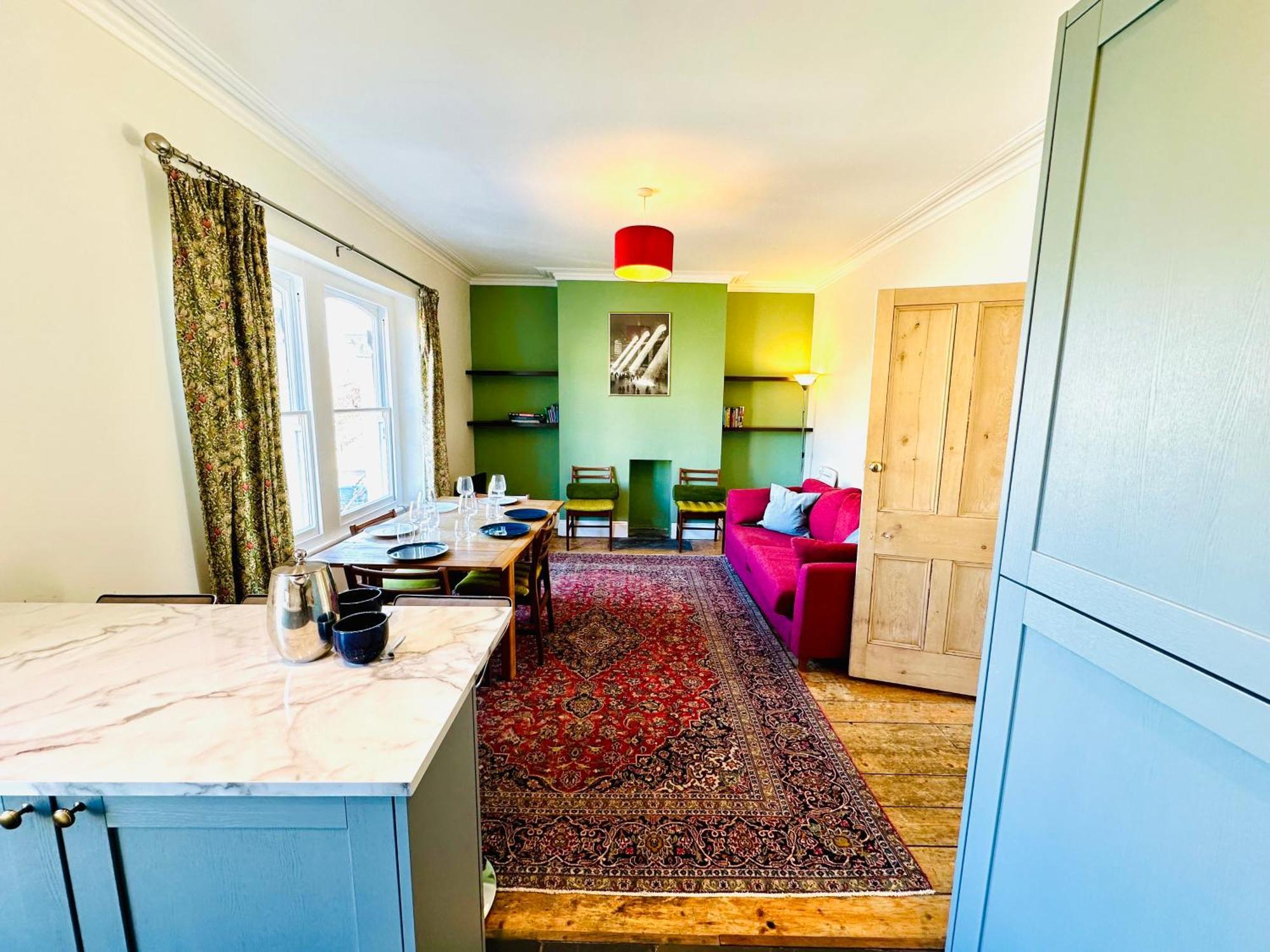 Large 2 Story Penthouse Apartment, Impressive Views * Bristol