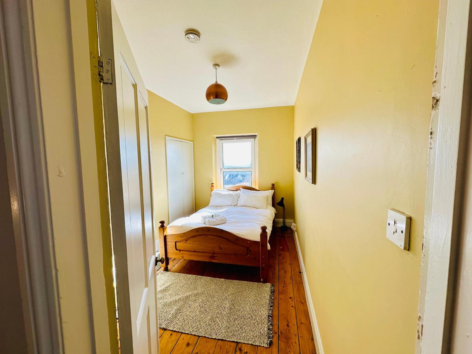 Large 2 Story Penthouse Apartment, Impressive Views * Bristol