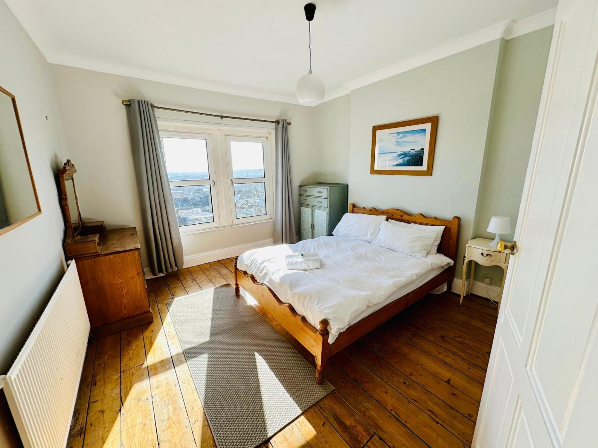 Large 2 Story Penthouse Apartment, Impressive Views Bristol