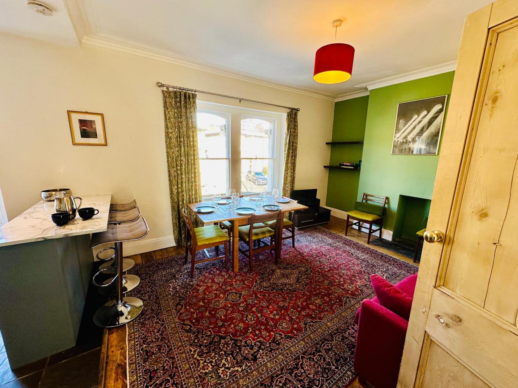 Large 2 Story Penthouse Apartment, Impressive Views Apartment *