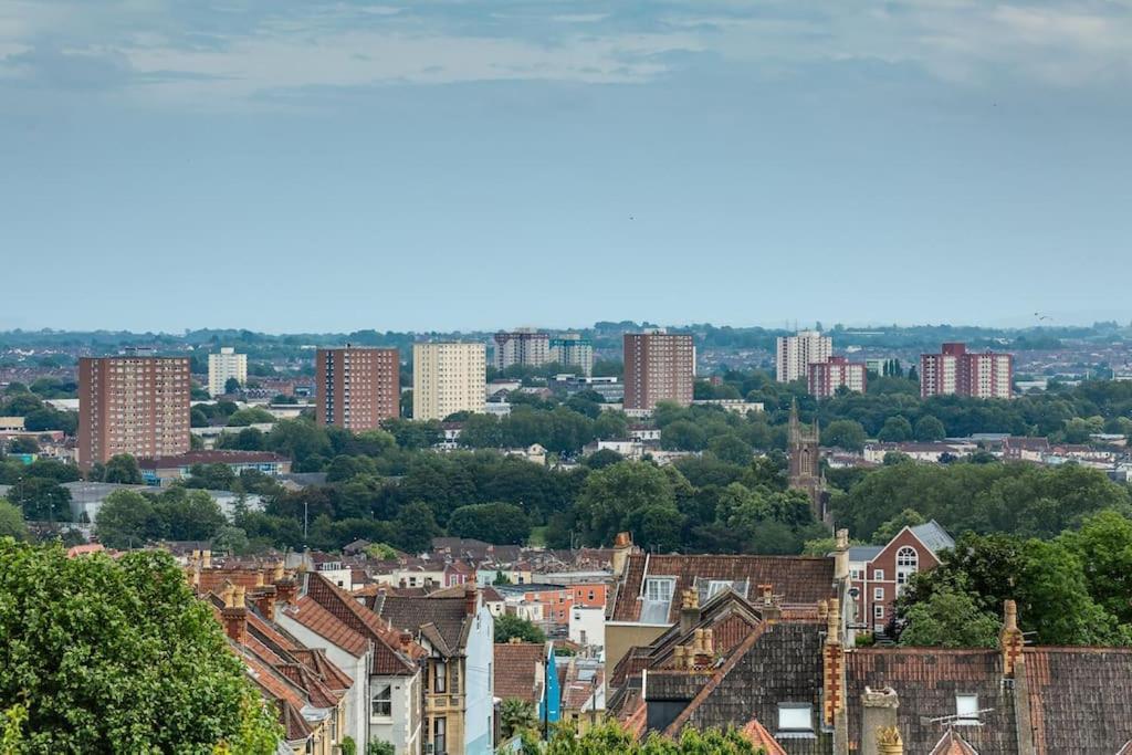 Large 2 Story Penthouse Apartment, Impressive Views *